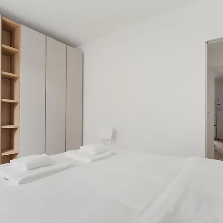 Guesthost - Cozy Balcony Porta Romana Appartement *