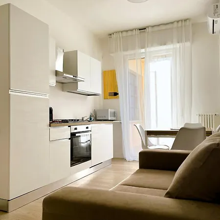 Modern Apt, 25 Min Duomo, Metro 5 Min & Wifi Διαμέρισμα Μιλάνο