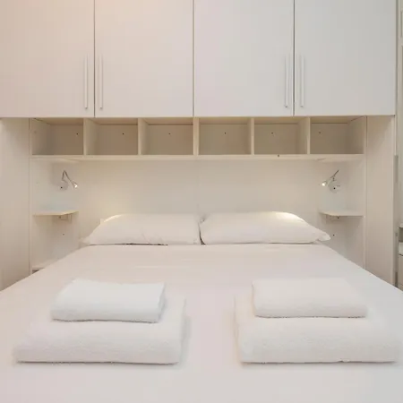 I Host - Nazario Sauro 14 * Milano