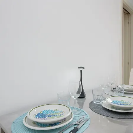 Homelovers Bright And White House Navigli District Milano