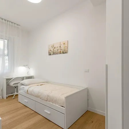 Modern Apt, 25 Min Duomo, Metro 5 Min & Wifi Διαμέρισμα Μιλάνο