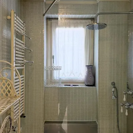 Cozy With Balcony Metro Minutes Away Διαμέρισμα *