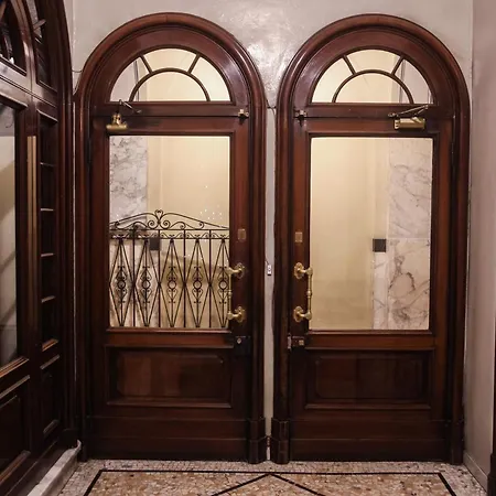 L16-central Station Apartment