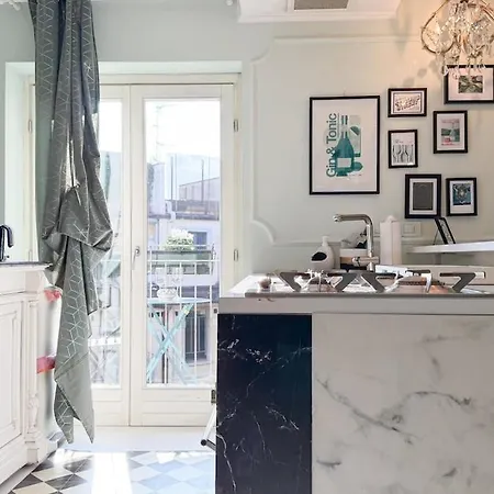 Διαμέρισμα Cozy With Balcony Metro Minutes Away *
