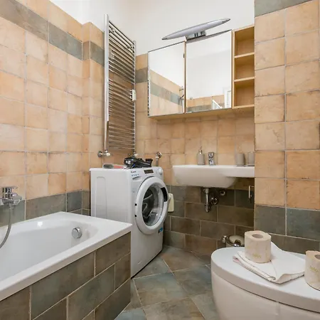 Homelovers Bright And White House Navigli District Milano