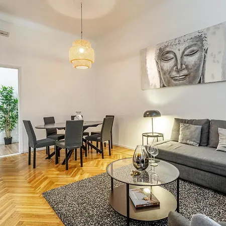 Luxury 4 Bedrooms Close To Duomo Apartamento