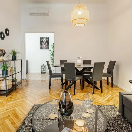 Luxury 4 Bedrooms Close To Duomo Apartmán