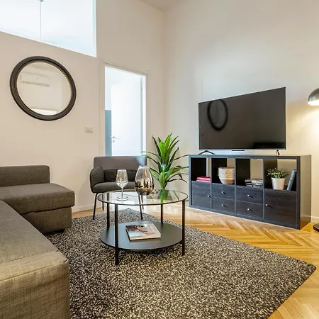 Luxury 4 Bedrooms Close To Duomo Apartmán *