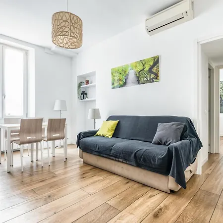 Stayeasy Fara12 - Station & Downtown Walking Distance * Милан