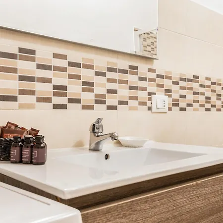Stayeasy Fara12 - Station & Downtown Walking Distance Милан