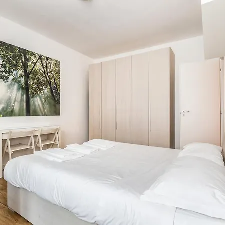 Stayeasy Fara12 - Station & Downtown Walking Distance Апартаменты Милан