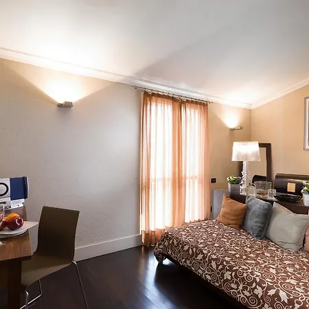Townhouse 12 Hotel