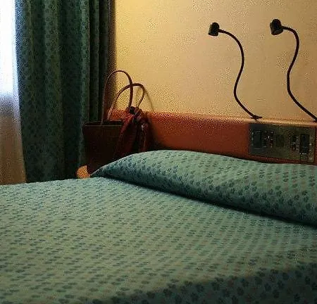 Albert Hotel מלון 3*