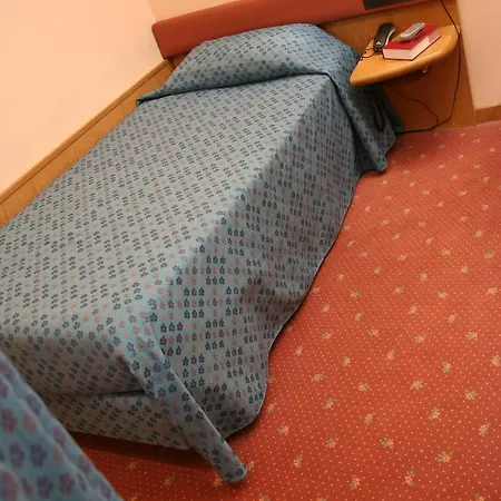 Отель Albert Hotel 3*