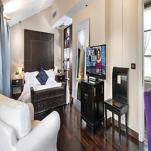 Townhouse 12 Hotel