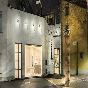 Townhouse 12 Hotel