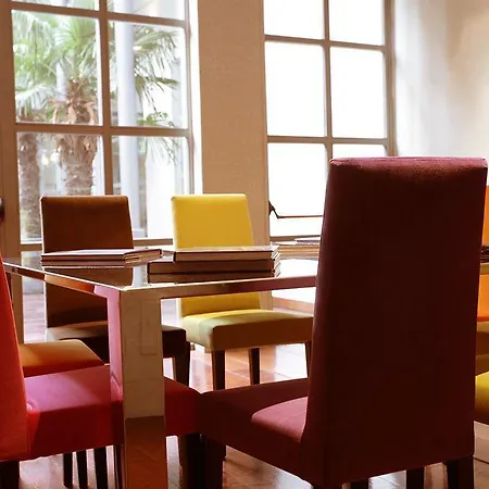 Townhouse 12 Hotel
