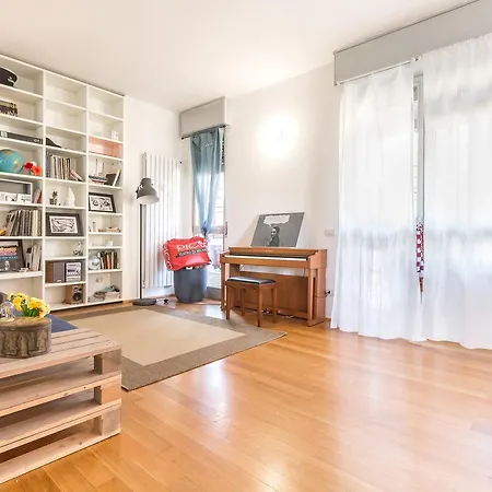 Alessia's Flat- L'8 E Mezzo *
