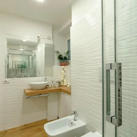 Brand New! Luxurious In Heart Of Apartment