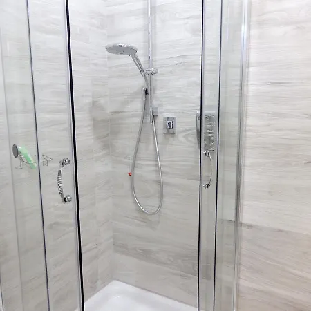 לינה וארוחת בוקר Chezromyk The Kosher 4*