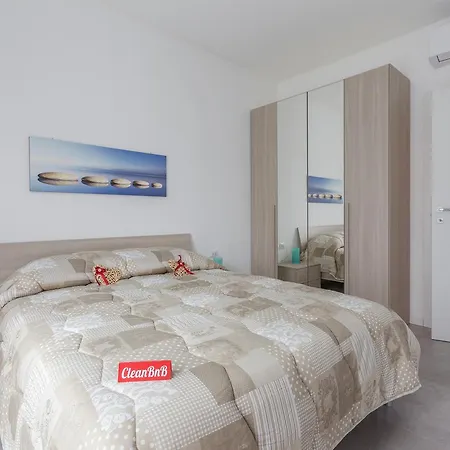 Guesthost - Business Balcony Flat * Milan