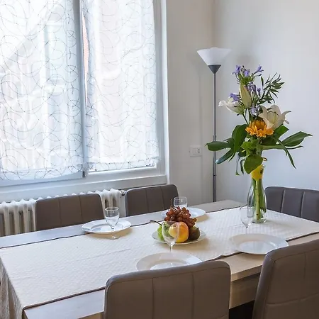 Guesthost - Business Balcony Flat