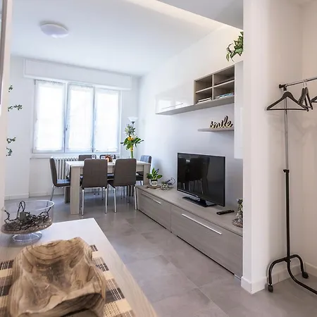 Guesthost - Business Balcony Flat 公寓 *
