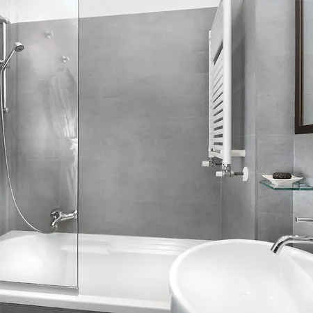 Townhouse 12 Hotel