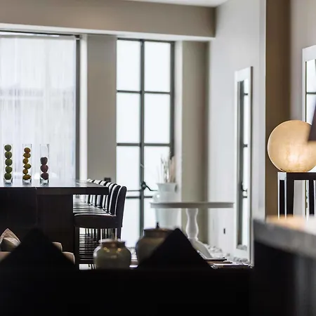 Townhouse 12 Hotel
