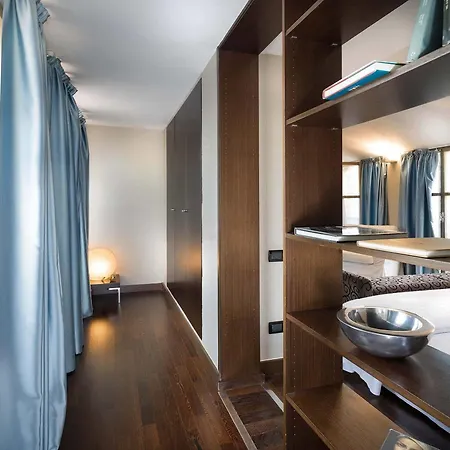 Townhouse 12 Hotel