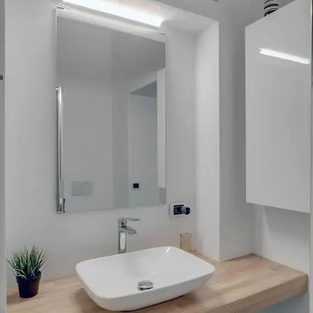 Amazing Modern Close Bocconi University Apartment