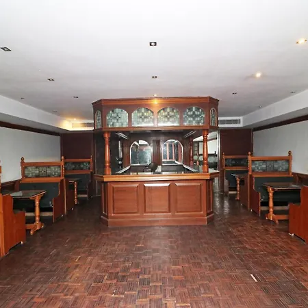 Landmark Plaza מלון 3*