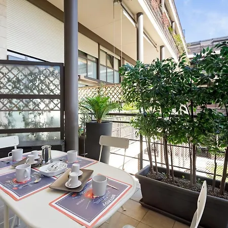 Guesthost - Elegant Loft With Balcony! *