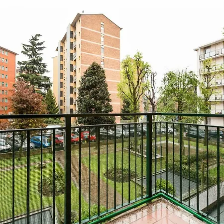 Guesthost - San Siro Stadium Garden Flat