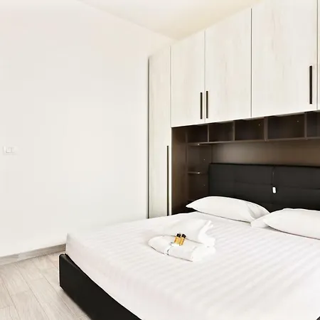 Renewed Balcony Flat With Garden Apartamento