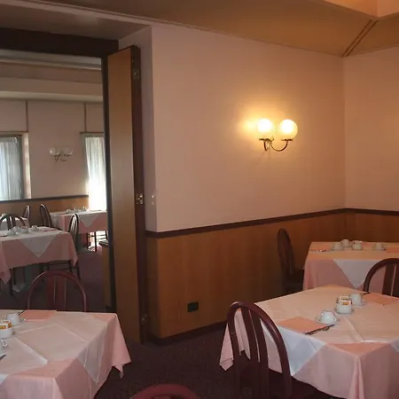 Albert Hotel Отель 3*