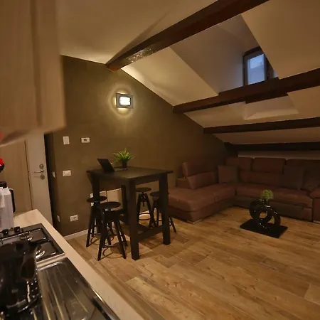 Apartman Moscova Attic Near Duomo *
