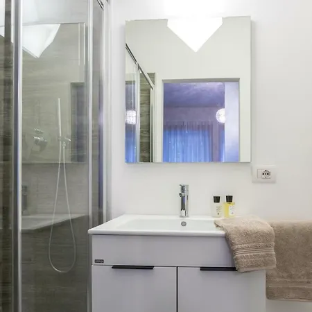 Washington 84 Apartment