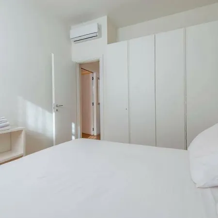 Joivy 1br In Isola With Stunning View To Bosco Verticale Apartament