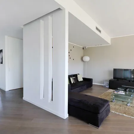 Lush Contemporary Flat, Wonderful With 3 Bedrooms, 6 Guests Apartamento
