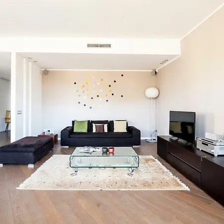 Lush Contemporary Flat, Wonderful With 3 Bedrooms, 6 Guests Apartamento