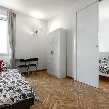 Sweet San Lorenzo, Right In The Centre *