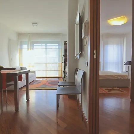 Orea Spiti - Charming Flat & Canal View Few Steps From Movida شقة