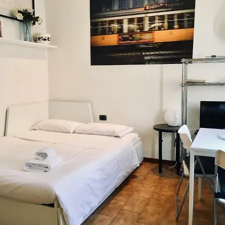 Cozy Central Studio - Porta Romana 아파트 *