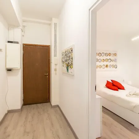 Youhosty - Pantigliate 8 * Milaan