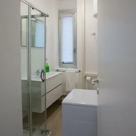 Via Treviso 6 * Milánó