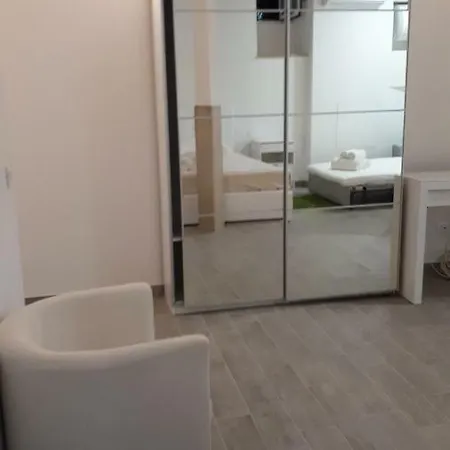 Abruzzi 17 Politecnico-porta Venezia Quiet And Large With Kitchen Guest house