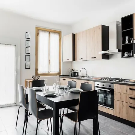 Comfortable Family Group Via Paruta Daire