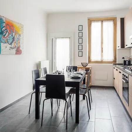 Comfortable Family Group Via Paruta Milano