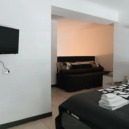 Paki Nel Cuore Dei Navigli Di * Milano